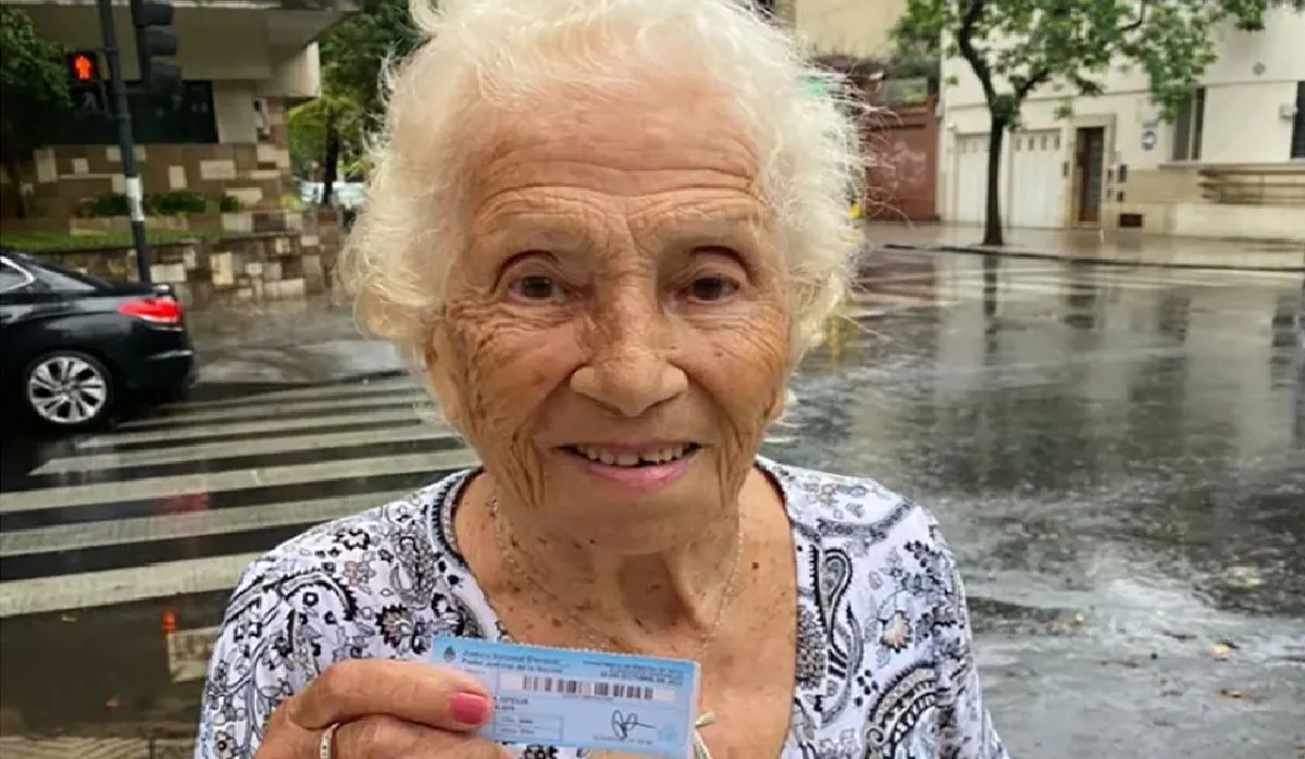 mujer-102-anos-fue-votar-una-escuela-rosario-la-lluvia