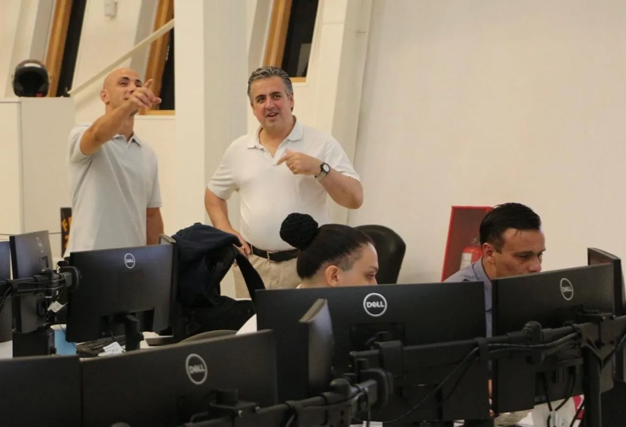 f7579d6e-6c8b-44e5-b624-ab9b231ebd41