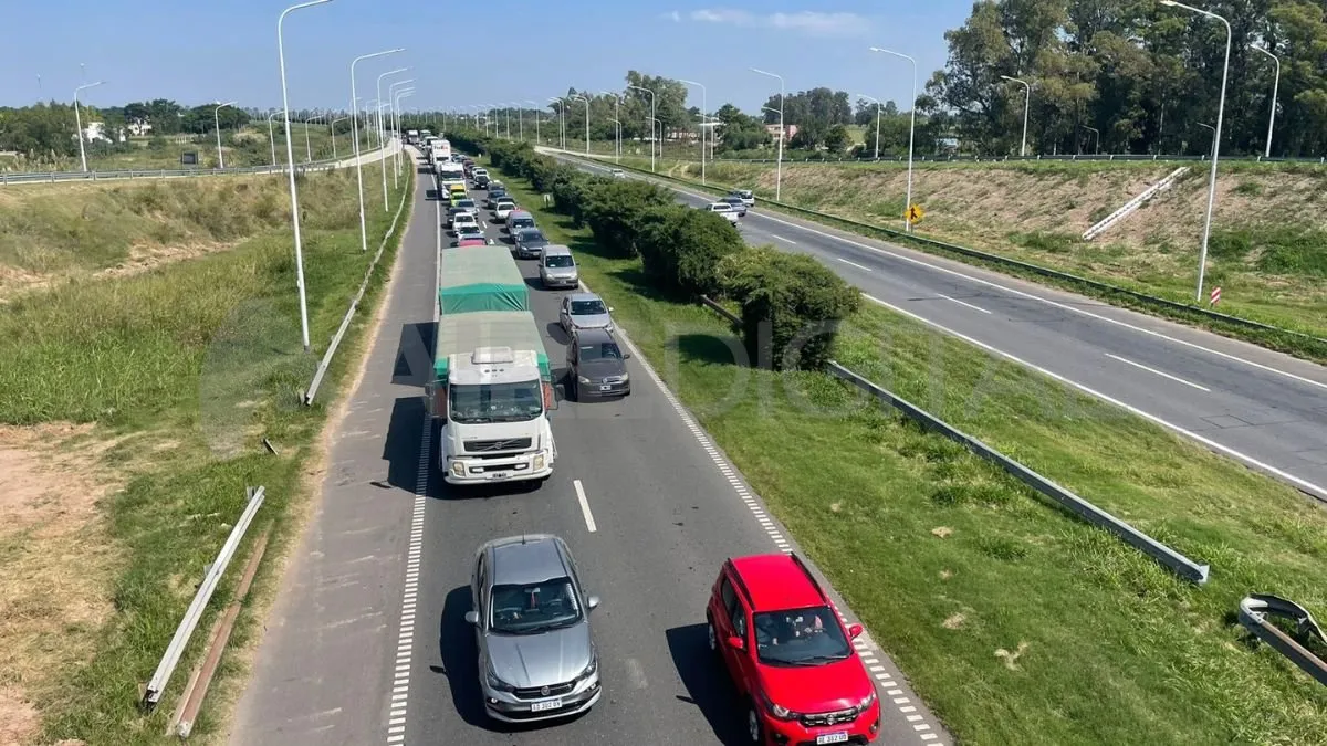 filas-mas-tres-kilometros-la-autopista-ingresar-santa-fejpeg