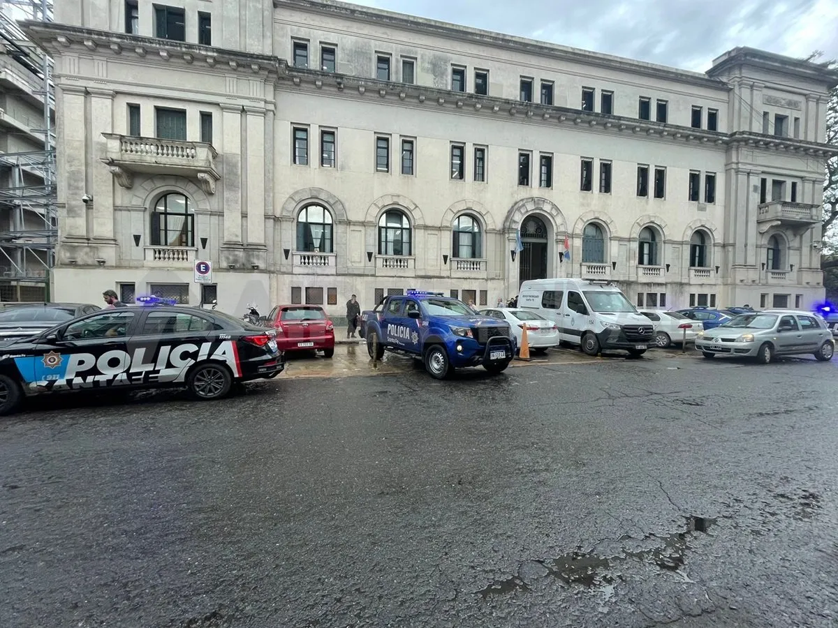tribunales-calle-3-febrero-003-policia-patrullerojpeg