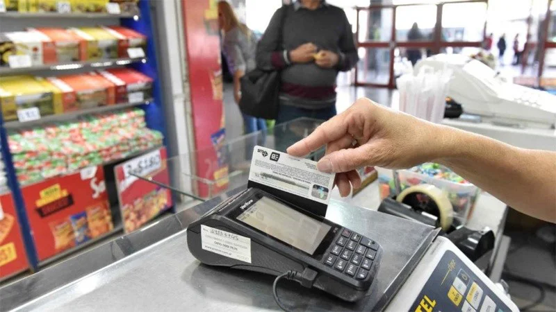 pagar_con_tarjeta_en_el_super.jpg_815021172