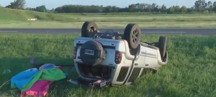 sm-vuelco-auto-rosario-e1741441406673