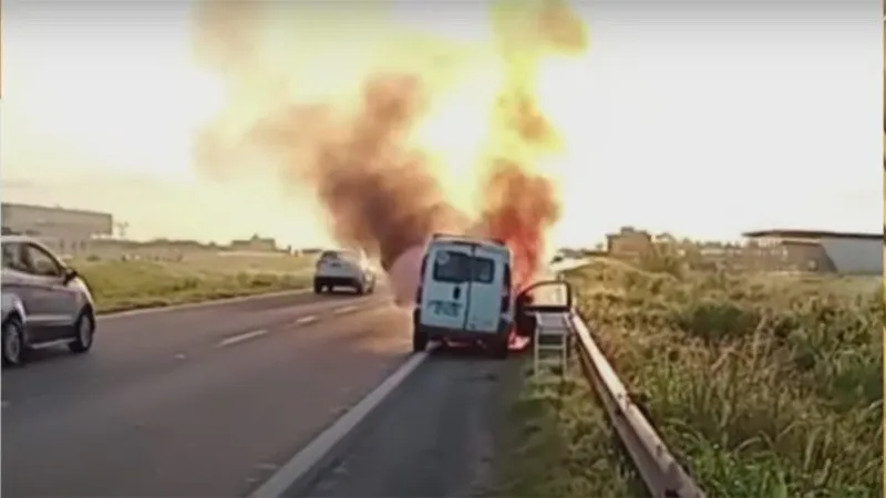 auto_incendiado.jpg_1756841869
