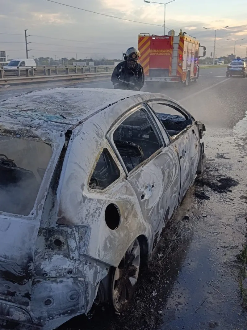 auto_quemado.jpg_345237394