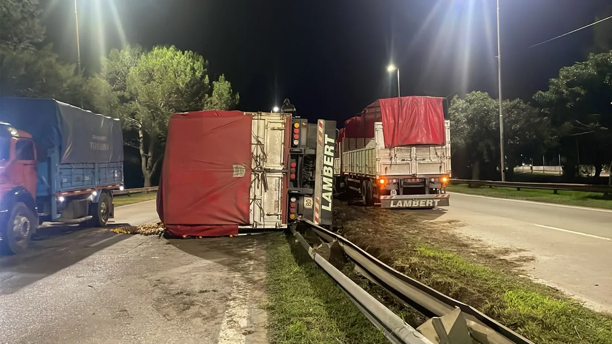 vuelco-camion-circunvalacion-oeste-museo-constitucionjpg