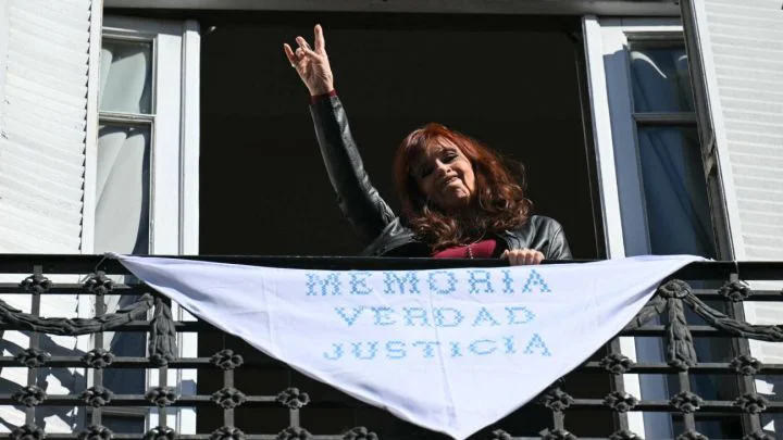 cristina-kirchner-en-el-balcon-16062026-2262137