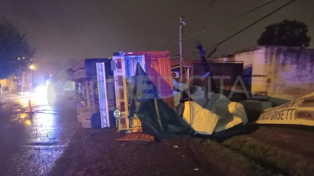 vuelco-camion-ruta-11-recreo-1jpg